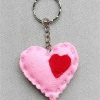 Schlüssel-/ Taschenanhänger handgenähtes Filzherz in Rosa Bild 1