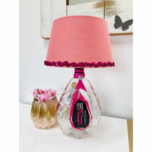 PINK 47 Gin Flaschenlampe mit rosa Stofflampenschirm & Pailletten
