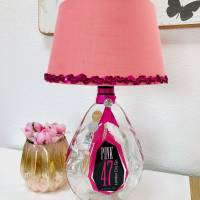 PINK 47 Gin Flaschenlampe mit rosa Stofflampenschirm & Pailletten Bild 1