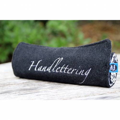 Rollmäppchen mit edlem Schriftzug bestickt aus  Wollstoff,  12 Fächer für Stifte, verschiedene Farben