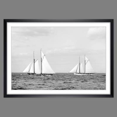 Segelboote auf dem Meer 1901 Regatta Nautik maritim - Kunstdruck Poster Vintage - Schwarz Weiß Fotografie - Fotokunst