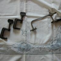 Altes Werkzeug - 2 kleine Schraubzwingen und eine Bügelsäge Bild 1