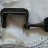 Altes Werkzeug - 2 kleine Schraubzwingen und eine Bügelsäge Bild 2