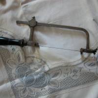 Altes Werkzeug - 2 kleine Schraubzwingen und eine Bügelsäge Bild 4