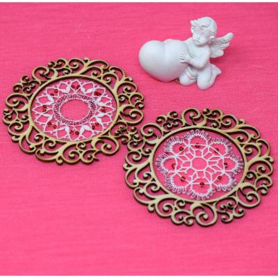 Fensterbilder rotes Duo – geklöppelte Kunst im Holzrahmen mit Glasperlen