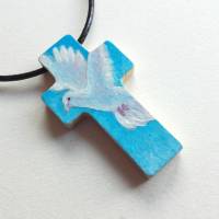 Kreuz-Anhänger aus Holz mit handgemalter weißer Taube vor blauem Himmel, Glücksbringer, Hoffnung und Frieden Bild 1