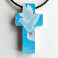 Kreuz-Anhänger aus Holz mit handgemalter weißer Taube vor blauem Himmel, Glücksbringer, Hoffnung und Frieden Bild 2