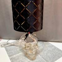 Totenkopf Flaschenlampe mit schwarz-gold Stofflampenschirm Bild 1