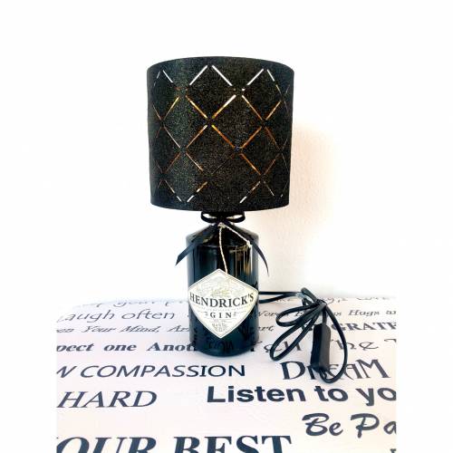 Hendriks Gin Flaschenlampe mit schwarz-goldenem Stofflampenschirm