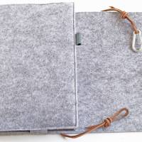 personalisierte Kalender Hülle / Notizbuch-Hülle grau, Filz mit geprägtem Namen braunes Lederband Karabiner Geschenk A5 Bild 3