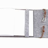 personalisierte Kalender Hülle / Notizbuch-Hülle grau, Filz mit geprägtem Namen braunes Lederband Karabiner Geschenk A5 Bild 5