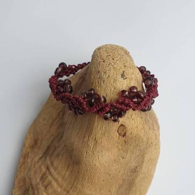**Ein zartes und schönes  bordeauxrotes Makramee Armband**