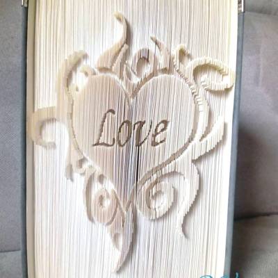 Brennendes Herz mit Love Schriftzug - Gefaltetes Buch