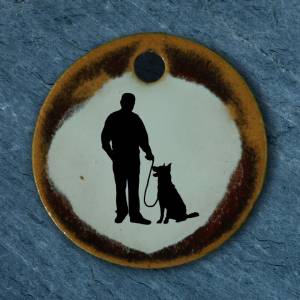 Witziger Keramik Anhänger Hundespaziergang. Gassi gehen Hund Schmuck, Kette, Kettenanhänger Geschenk Hundebesitzer Bild 1