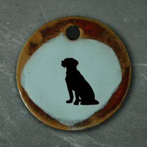 Witziger Keramik Anhänger mit einem schwarzen Hund. Silhouette Schmuck, Kette, Kettenanhänger Geschenk Hundebesitzer Bild 1