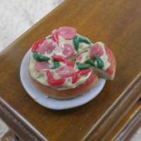 Miniatur Pizza mit Salami zur Dekoration oder zum Basteln - Puppenhaus - Feengarten,Elfen,Diorama, SaBienchenshop Bild 1