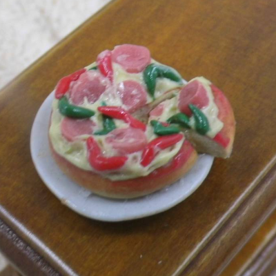 Miniatur Pizza mit Salami zur Dekoration oder zum Basteln - Puppenhaus - Feengarten,Elfen,Diorama, SaBienchenshop