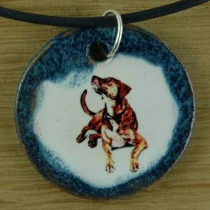 Orgineller Keramik Anhänger mit braunen Hund. Zeichnung Schmuck, handgefertigt, homemade, Halskette, Geschenk, Herren, K Bild 1
