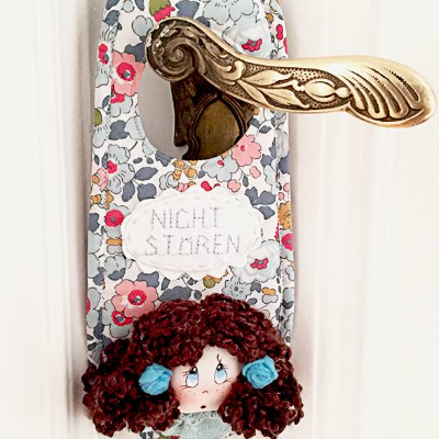 Türschild ("Nicht Stören") aus Stoff von Liberty London, mit Puppe