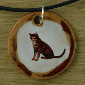 Orgineller Keramik Anhänger mit einem Ozelot; Katze Raubkatze Leopard  Keramik Anhänger Schmuck handgefertigt homemade, Bild 1