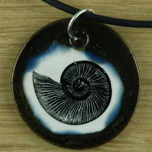 Schöner Keramik Anhänger mit Ammonit Bild 1