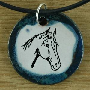 Orgineller Keramik Anhänger mit Pferd. Araber, Reiten, Pony Halskette Kettenanhänger Geschenk Mädchen Jungen Kinder Tali Bild 1