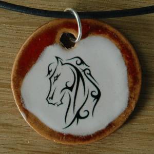 Orgineller Keramik Anhänger mit einem Pferd; Tier, tattoo, Schmuck handgefertigt homemade Halskette Geschenk Bild 1