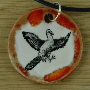 Echtes Kunsthandwerk: Orgineller Keramik Anhänger mit dem Urvogel Archaeopteryx; Fossil, Evolution, Kette, Keramikanhäng Bild 1