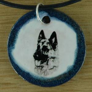Orgineller Keramik Anhänger mit einem Schäferhund. Hund Schmuck, handgefertigt, homemade, Halskette, Geschenk, Herren, K Bild 1