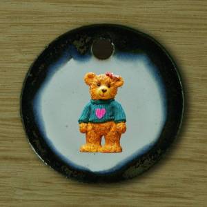 Orgineller Keramik Anhänger mit einem Bär; Teddy, Teddybär, Kuscheltier, Tier, Schmuck, Kette Bild 1