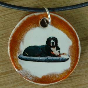 Orgineller Keramik Anhänger Berner Sennenhund. Hund Schmuck, handgefertigt, homemade, Halskette, Geschenk, Herren, Kinde Bild 1