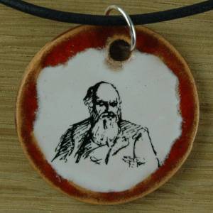 Orgineller Keramik-Anhänger Charles Darwin; Evolution handgefertigt homemade Halskette Geschenk Herren, Kinder, Damen Am Bild 1