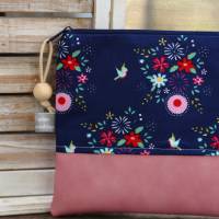 Mittlere blau Kosmetiktasche M ISA mit Blumen aus Baumwolle und Kunstleder Kulturtasche Schminktasche Vögelchen Bild 2