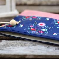 Mittlere blau Kosmetiktasche M ISA mit Blumen aus Baumwolle und Kunstleder Kulturtasche Schminktasche Vögelchen Bild 5