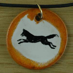 Orgineller Keramik Anhänger mit schwarzen Hund. Wolf Schmuck, handgefertigt, homemade, Halskette, Geschenk, Herren, Kind Bild 1