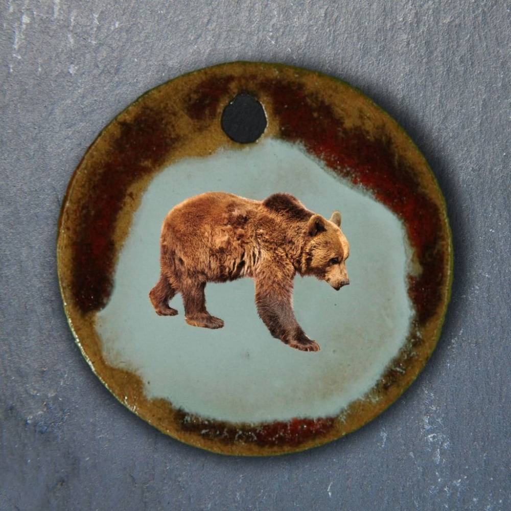 Orgineller Keramik Anhänger mit einem Bär; Wald, Grizzly, Braunbär, Bärenjunges, Tier, Schmuck, Kette Bild 1