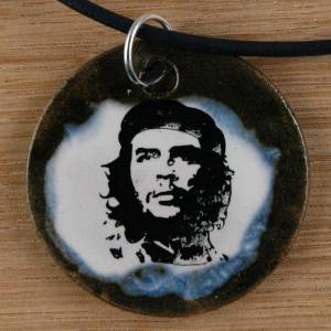 Orgineller Keramik-Anhänger Che Guevara; Kommunismus handgefertigt homemade Halskette Geschenk Herren, Kinder, Damen Amu Bild 1