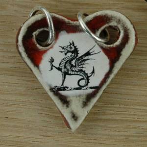 Orgineller Keramik Anhänger Drache. Fantasy, rotes Herz  Schmuck handgefertigt Halskette Geschenk Mädchen Jungen Frauen Bild 1