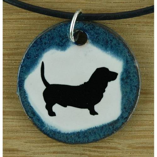 Orgineller Keramik Anhänger mit einem Basset. Hund Schmuck, handgefertigt, homemade, Halskette, Geschenk, Herren, Kinder