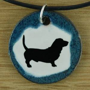 Orgineller Keramik Anhänger mit einem Basset. Hund Schmuck, handgefertigt, homemade, Halskette, Geschenk, Herren, Kinder Bild 1