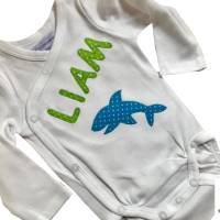 Body mit Namen und Hai Wickelbody Geburtsgeschenk Taufgeschenk für Baby Bild 1
