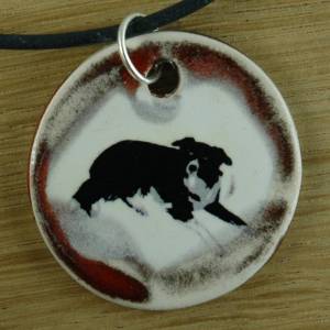 Orgineller Keramik Anhänger mit einem Border Collie  Hund Schmuck, handgefertigt, homemade, Halskette, Geschenk, Herren, Bild 1