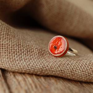 Lässiger Ring mit orange-roter Keramik an silberfarbener Ringschiene - kleines Geschenk für die Kollegin Bild 1