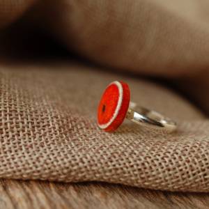 Lässiger Ring mit orange-roter Keramik an silberfarbener Ringschiene - kleines Geschenk für die Kollegin Bild 2