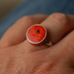 Lässiger Ring mit orange-roter Keramik an silberfarbener Ringschiene - kleines Geschenk für die Kollegin Bild 4