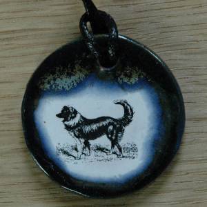 Orgineller Keramik Anhänger mit einem Border Collie; Hund, Schmuck, handgefertigt, homemade, Halskette, Geschenk, Herren Bild 1