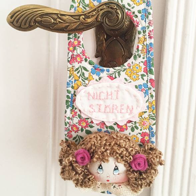 Türschild ("Nicht Stören") aus Stoff von Liberty London, mit Puppe