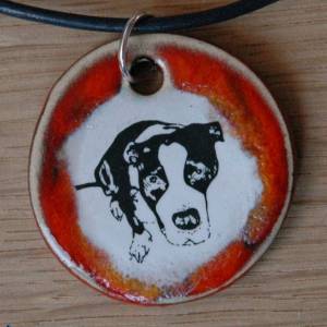 Orgineller Keramik Anhänger mit einem süßen Hund; Listenhund Schmuck, handgefertigt, homemade, Halskette, Geschenk, Herr Bild 1