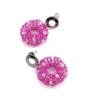 Ohrringe: gestrickter Donut-/Ring aus pinkfarbenem Kupferdraht mit glitzernden Glasschliffperlen Bild 2
