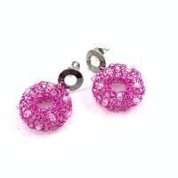 Ohrringe: gestrickter Donut-/Ring aus pinkfarbenem Kupferdraht mit glitzernden Glasschliffperlen Bild 3